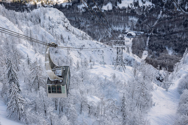 Cable car lift near Vogel ski center - Foto, imagen