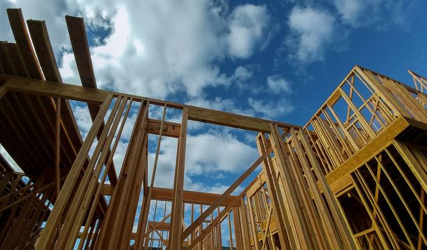 Nowa rama drewno budowlane dom budownictwo mieszkaniowe przeciw błękitne niebo. - Zdjęcie, obraz