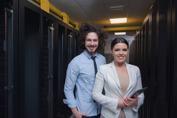 інженер, що показує робочу кімнату сервера даних головній жінці
 - Фото, зображення