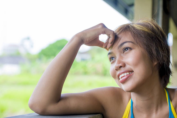 close up retrato de jovem feliz bela mulher asiática da Indonésia olhando pensativo e pensativo devaneio e pensando
  - Foto, Imagem