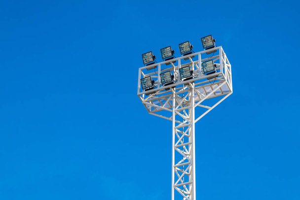 Stadion światła w tle nieba letniego i niebieski - Zdjęcie, obraz