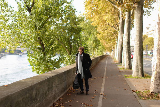 Attractive Arabian journalist walking near Seine. - Foto, Imagem