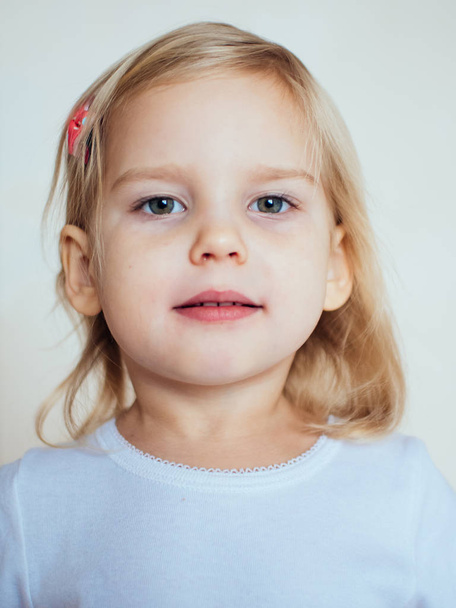 Tunteellisen pikkutytön muotokuva. Onnellinen blondi lapsi
 - Valokuva, kuva
