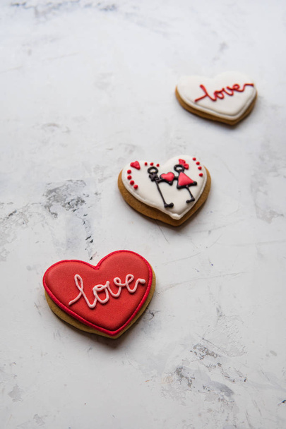 Cuori di biscotti con glassa bianca e rossa Amore per San Valentino
 - Foto, immagini