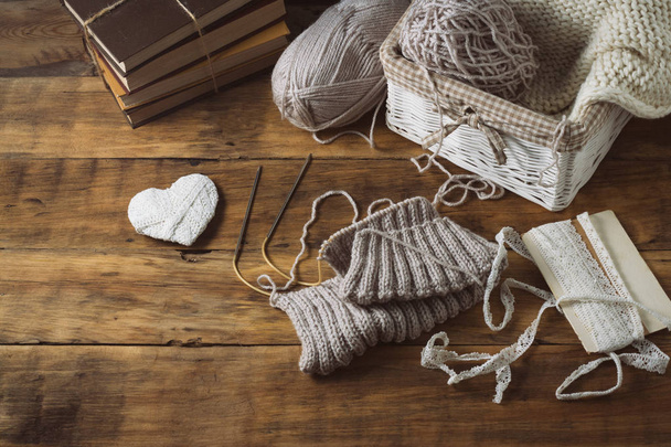 Gris clair Tricot dans un panier et aiguilles à tricoter, un tricot blanc
 - Photo, image