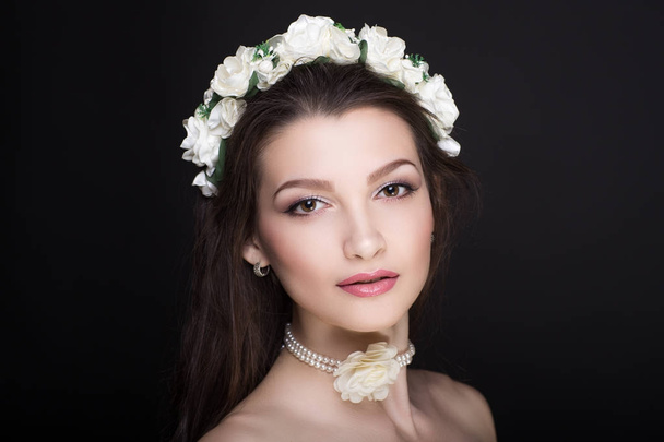 woman white flower wreath  - Zdjęcie, obraz