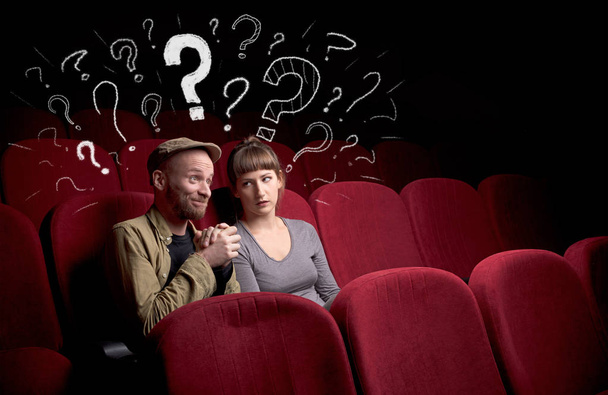 Couple in cinema with questions - Foto, Bild