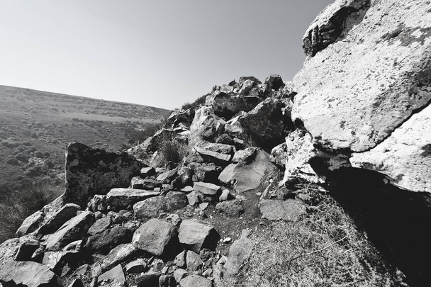 Reserva natural Gamla localizado nas Colinas Golan em Israel. Vista dos sítios arqueológicos. Foto em preto e branco
 - Foto, Imagem