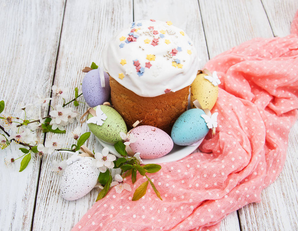 Pan de Pascua y huevos
 - Foto, imagen