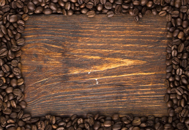 Grãos de café torrados na textura da madeira
 - Foto, Imagem