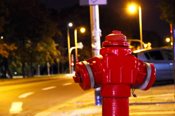 Kırmızı yangın musluğu - Fotoğraf, Görsel