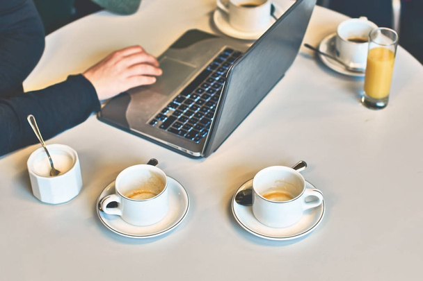 Занятое утро с потерянным пустой кофе или чашки чая на столе
 - Фото, изображение