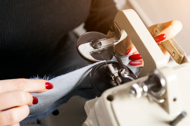 Close-up donna pelliccia pelliccia manico naturale sulla macchina da cucire
 - Foto, immagini