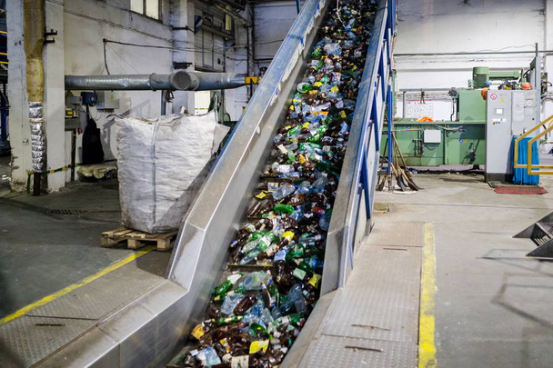 production line for the processing of plastic waste in the facto - Foto, imagen