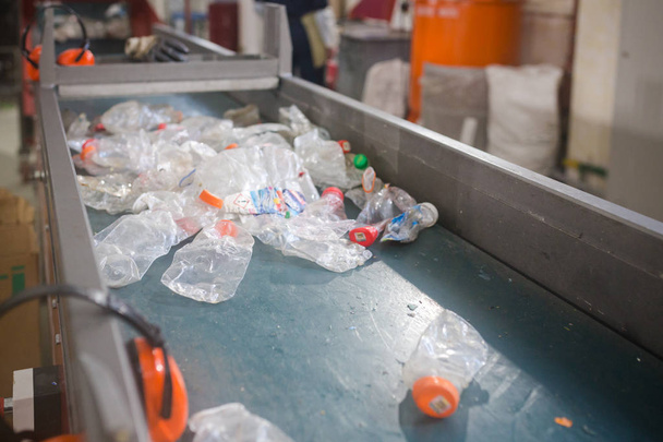 production line for the processing of plastic waste in the facto - Foto, imagen