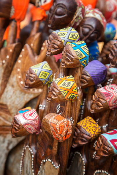Afrikanische Stammeskunst zum Verkauf an einem Marktstand.  - Foto, Bild