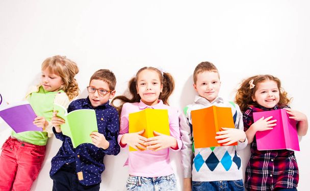 The cute children with books - Φωτογραφία, εικόνα