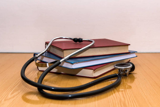 Tabella di uno studente di medicina con stetoscopio e libri
 - Foto, immagini