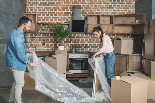 young couple packing picture during relocation  - Fotoğraf, Görsel