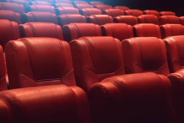 赤いシートが付いている空の劇場講堂や映画映画館 - 写真・画像