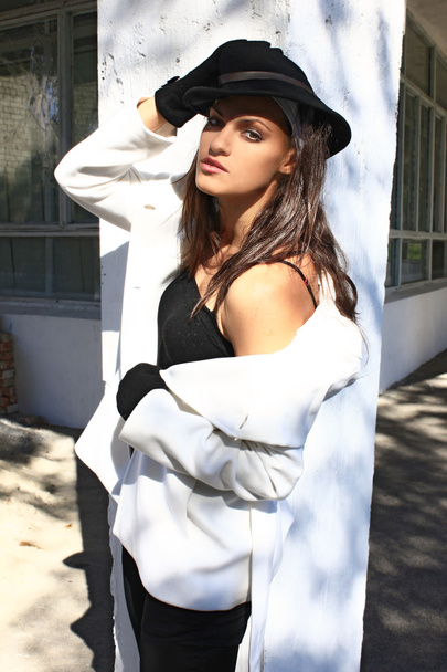 dívka s černými vlasy v bílém plášti - Fotografie, Obrázek