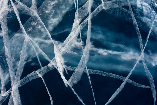 Araña red de grietas de tensión en capa gruesa de hielo
 - Foto, imagen