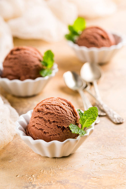 Шоколадное мороженое в белой миске
. - Фото, изображение