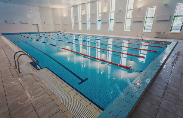 Schwimmbad mit Rennstrecken oder Bahnen - Foto, Bild
