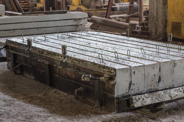 Pilha de lajes de concreto armado pré-moldado em uma fábrica de construção de casas
 - Foto, Imagem