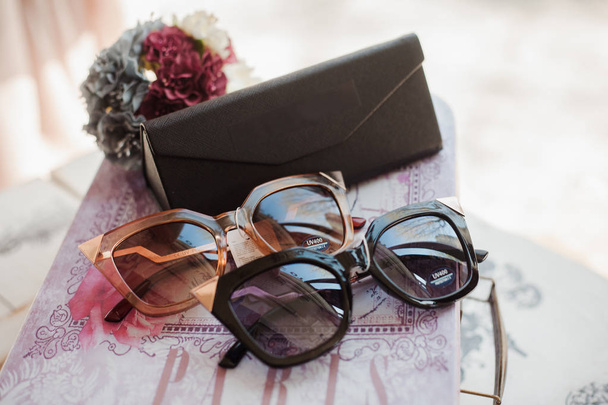 módní sluneční brýle s pouzdrem - Fotografie, Obrázek