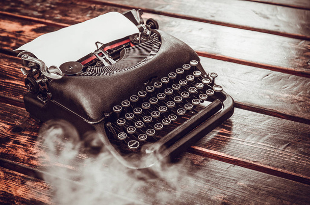 máquina de escribir vintage en una mesa de madera
 - Foto, Imagen