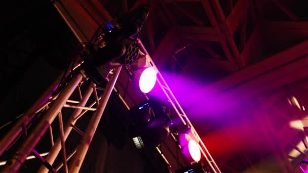 A iluminação do palco no salão, a luz do palco no balcão, suporte de metal para a luz do palco, a vista de baixo
 - Filmagem, Vídeo
