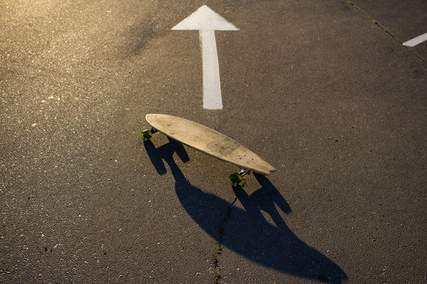 longboar skateboard stand on the road  - Foto, Imagem