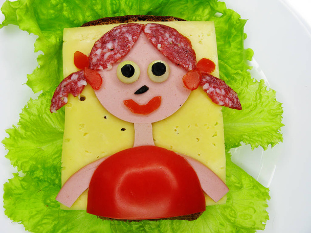 sandwich créatif avec saucisse et fromage servi sur laitue
 - Photo, image