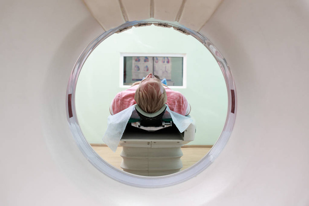 Paciente masculino submetido à tomografia computadorizada em clínica
 - Foto, Imagem