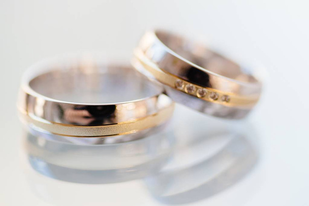 zlaté a stříbrné snubní prsteny - Fotografie, Obrázek