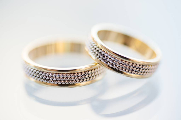 金と銀の結婚指輪 - 写真・画像