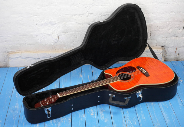Hudební nástroj - oranžové akustická kytara v pouzdru - Fotografie, Obrázek