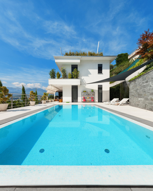 белый дом с бассейном
 - Фото, изображение