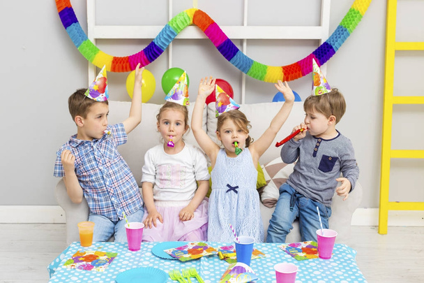 Happy group of children celebrating friends birthday. Kids party. - Foto, afbeelding