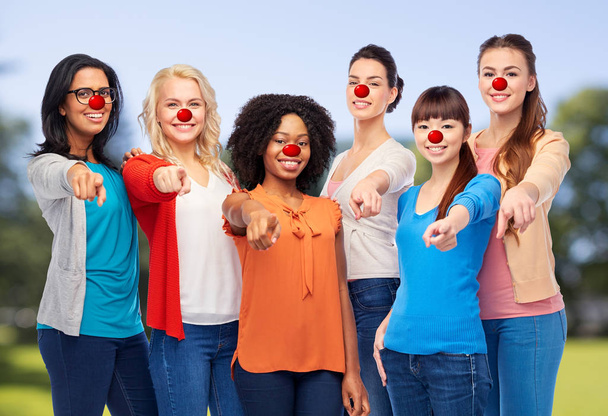 Grupa kobiet, wskazując palcem na dzień czerwonego nosa - Zdjęcie, obraz