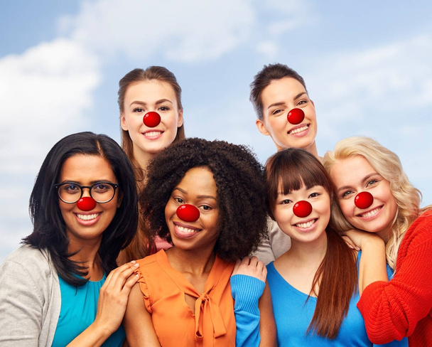 groupe international de femmes heureuses au jour du nez rouge
 - Photo, image
