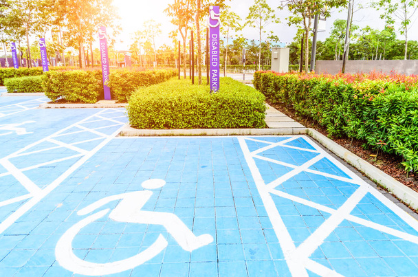 Señal de aparcamiento azul para discapacitados en la zona de aparcamiento
. - Foto, Imagen