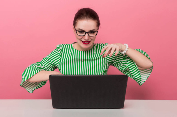 Atrakcyjna młoda kobieta brunetka w okularach gestykulując biały, za pomocą laptopa  - Zdjęcie, obraz