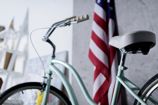 bicicleta e bandeira dos EUA em apartamento leve
 - Foto, Imagem