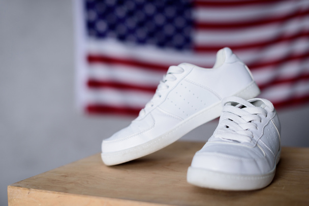 paire de nouvelles chaussures blanches sur fond drapeau américain
 - Photo, image