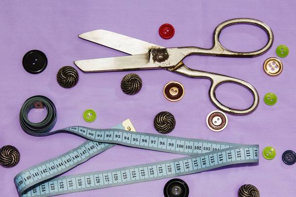 Фон шитья: ножницы, нитки, иглы, измерительная лента
. - Фото, изображение