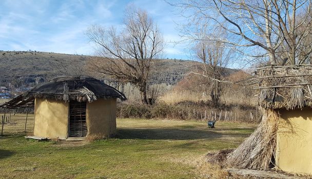 Η προϊστορική παραλίμνιο οικισμό Δισπηλιού κοντά στη λίμνη Ορεστιάδα (Καστοριά, Ελλάδα) - Φωτογραφία, εικόνα