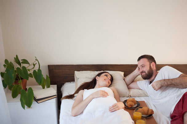 Sabah yatak odasında evli bir çift yatakta kahvaltı - Fotoğraf, Görsel