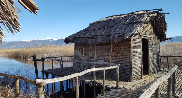 Dispilio, tarih öncesi lakeside yerleşim yakın ORESTIADA göl (Kesriye, Yunanistan) - Fotoğraf, Görsel